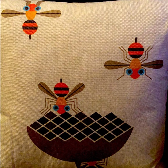 Throw pillows - Picture 1 of 1
